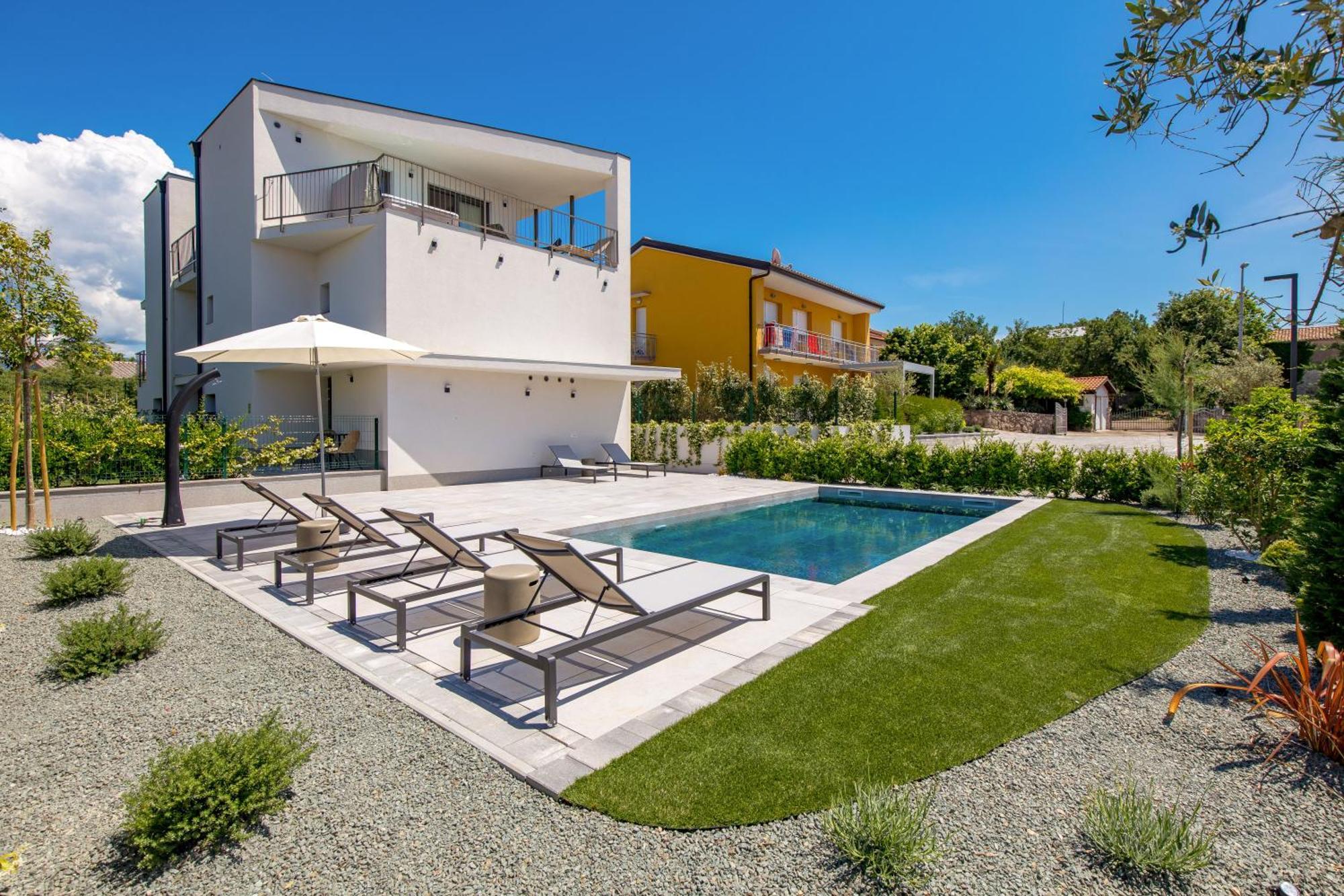 Mara M 1 Heated Pool Apartment Omisalj