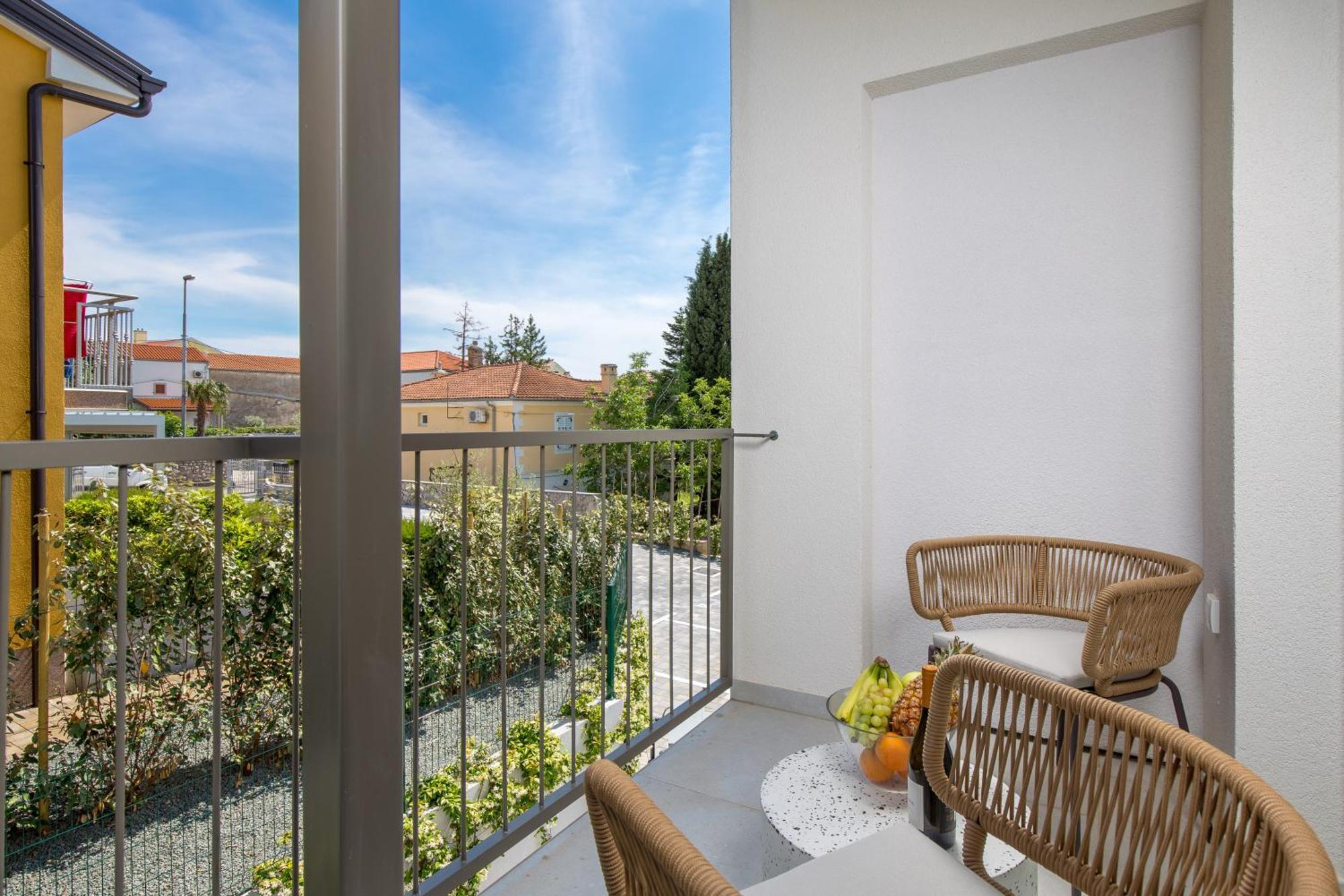 Mara M 1 Heated Pool Apartment